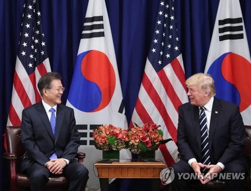 South Korean President Moon Jae-in (L) and U.S. President Donald Trump hold a bilateral summit on the sidelines of the U.S. General Assembly in New York on Sept. 21, 2017. (Yonhap)