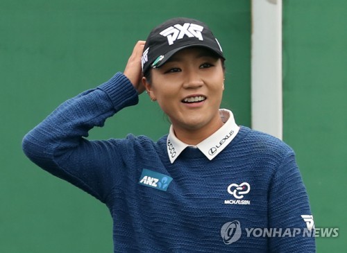 Lydia Ko of New Zealand enters the teeing ground at the first hole in the first round of the LPGA KEB Hana Bank Championship at Sky 72 Golf & Resort's Ocean Course in Incheon on Oct. 12, 2017. (Yonhap)