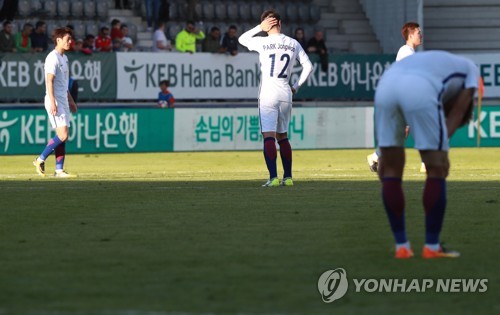 In this file photo taken Oct. 10, 2017, South Korea's national football team players react after losing to Morocco 3-1 in a friendly match at Tissot Arena in Biel/Bienne, Switzerland. (Yonhap)