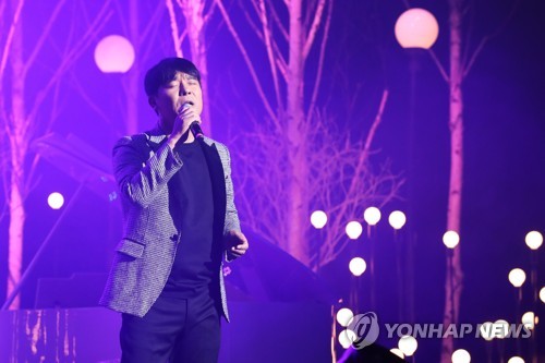 Singer-actor Im Chang-jung performs on stage during a media showcase for his new EP album "Do You Know This Person" at Blue Square Hall in central Seoul on Oct. 23, 2017. (Yonhap)