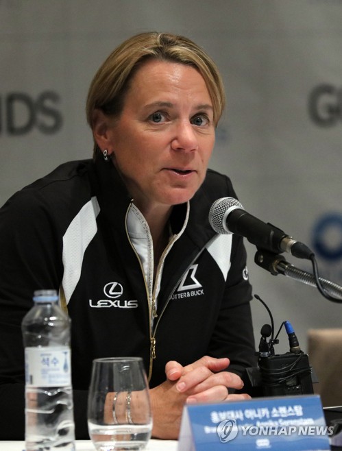 LPGA legend Annika Sorenstam, a World Golf Hall of Famer, speaks at a press conference for Pacific Links International, a golf membership company, in Seoul on Oct. 23, 2017. (Yonhap)