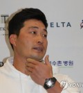 South Korean pitcher Oh Seung-hwan, a free-agent-to-be who pitched for the St. Louis Cardinals the past two years, speaks to reporters at Incheon International Airport on Oct. 11, 2017. (Yonhap)