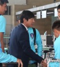 South Korea national football team head coach Shin Tae-yong (C) shakes hands with players at Incheon International Airport, west of Seoul, on Oct. 2, 2017. (Yonhap)