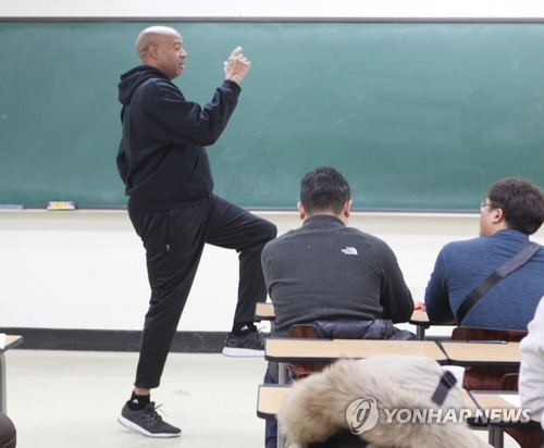 This photo provided by the Korea Association of Athletics Federations on Dec. 24, 2017, shows Mike Powell, long jump world record holder, giving a lecture before South Korean coaches at the Korea National Sport University in Seoul on Dec. 23, 2017. (Yonhap)