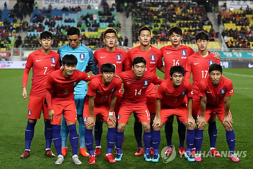 This file photo, taken on Nov. 10, 2017, shows the South Korean men's national football team players before they play against Colombia in a friendly match in Suwon, Gyeonggi Province. (Yonhap)