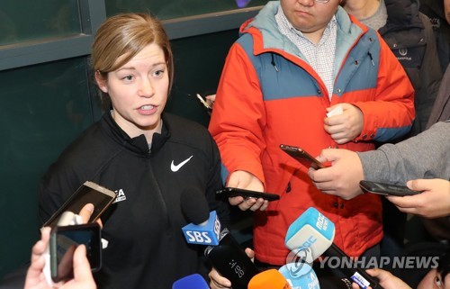 South Korea women's hockey head coach Sarah Murray speaks to reporters at Incheon International Airport on Jan. 16, 2018. (Yonhap)