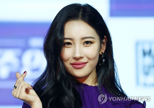 Singer Sunmi poses for the camera during a press showcase for her new single "Heroine" at a Seoul hotel on Jan. 18, 2018. (Yonhap)
