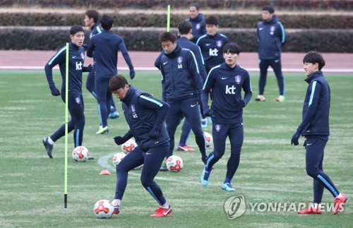 In this file photo taken Dec. 15, 2017, South Korean football players train at the West Field near Ajinomoto Stadium in Tokyo ahead of their East Asian Football Federation E-1 Football Championship match against Japan. (Yonhap)