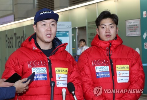 This file photo taken Oct. 23, 2017, shows the South Korean bobsleigh team of Won Yun-jong (L) and Seo Young-woo speaking to reporters at Incheon International Airport. (Yonhap)