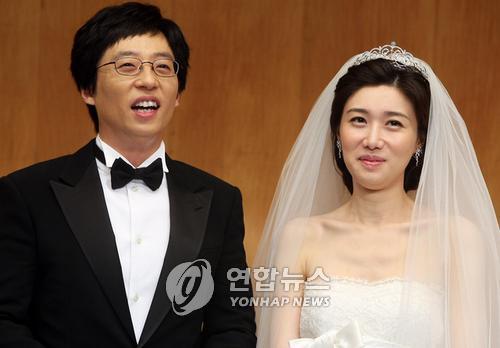 This file photo shows comedian Yoo Jae-suk and his television announcer wife Na Kyung-eun. (Yonhap)
