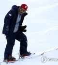 This file photo taken on Feb. 3, 2018, shows South Korea national mogul skiing team coach Toby Dawson on a slope at a ski resort in Hoengseong County in Gangwon Province. (Yonhap)