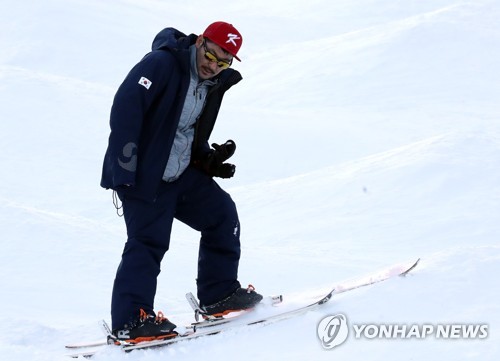 This file photo taken on Feb. 3, 2018, shows South Korea national mogul skiing team coach Toby Dawson on a slope at a ski resort in Hoengseong County in Gangwon Province. (Yonhap)