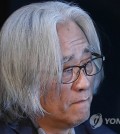 Lee Youn-taek, a master theatrical director-writer, attends a press conference in Seoul on Feb. 19, 2018, to apologize to victims of his sexual misdeeds. (Yonhap)