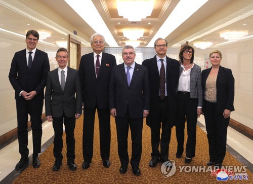 International Olympic Committee (IOC) President Thomas Bach (C) and North Korean IOC member Chang Ung (3rd from L) pose with members of an IOC delegation in Pyongyang on March 29, 2018, in this photo from the North's Korean Central News Agency. (For Use Only in the Republic of Korea. No Redistribution) (Yonhap)