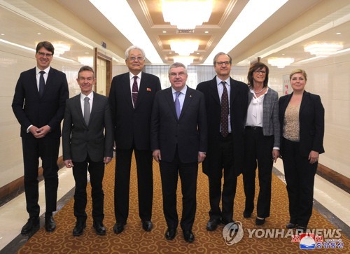 International Olympic Committee (IOC) President Thomas Bach (C) and North Korean IOC member Chang Ung (3rd from L) pose with members of an IOC delegation in Pyongyang on March 29, 2018, in this photo from the North's Korean Central News Agency. (For Use Only in the Republic of Korea. No Redistribution) (Yonhap)