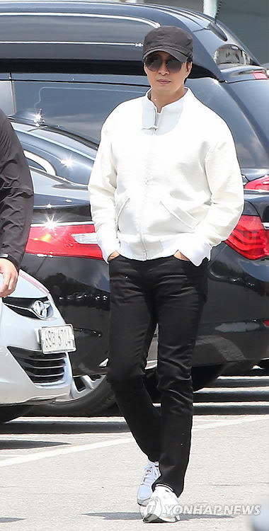 South Korean actor Bae Yong-joon attends a ceremony to mark new conscripts' entry into the Army at a boot camp of the Army's 30th Division in Goyang, northwest of Seoul, on May 12, 2015. He attended to see off his agency's client Kim Hyun-joong, who is also a South Korean singer and actor. (Yonhap)