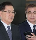 Chung Eui-yong (L), South Korean President Moon Jae-in's top security adviser, speaks to reporters at Seoul's Incheon International Airport before he and Suh Hoon (R), chief of the National Intelligence Service, embarked on a three-day visit to Washington on March 8, 2018. (Yonhap)