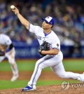 In this Associated Press photo, Oh Seung-hwan of the Toronto Blue Jays throws a pitch against the New York Yankees in the top of the eighth inning of a major league regular season game at Rogers Centre in Toronto on March 29, 2018. (Yonhap)