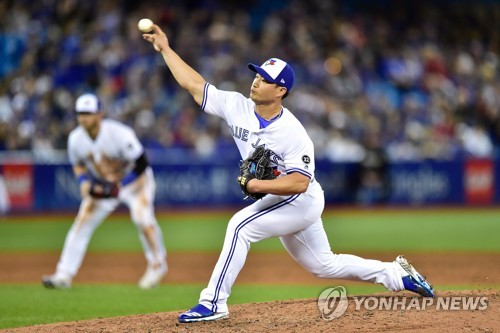 In this Associated Press photo, Oh Seung-hwan of the Toronto Blue Jays throws a pitch against the New York Yankees in the top of the eighth inning of a major league regular season game at Rogers Centre in Toronto on March 29, 2018. (Yonhap)