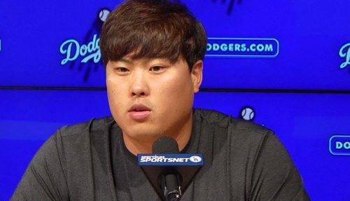 Ryu Hyun-jin of the Los Angeles Dodgers speaks at a press conference after beating the Oakland Athletics in a major league regular season game at Dodger Stadium in Los Angeles on April 10, 2018. (Yonhap)