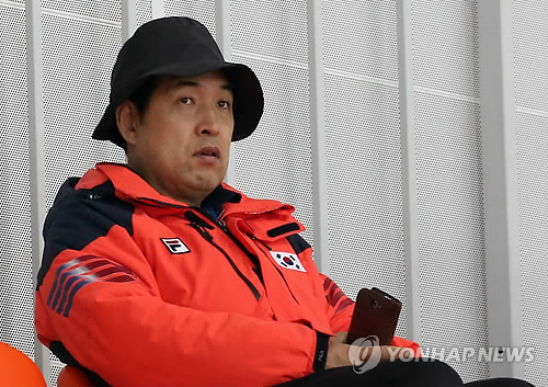 In this file photo from Feb. 17, 2014, Jun Myung-kyu, then vice president of the Korea Skating Union, watches the national speed skating team's practice during the Sochi Winter Olympics at Adler Arena in Sochi, Russia. (Yonhap)