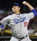 In this Associated Press photo, Ryu Hyun-jin of the Los Angeles Dodgers throws a pitch during the first inning of a major league regular season game against the Arizona Diamondbacks at Chase Field in Phoenix on April 2, 2018. (Yonhap)