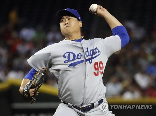 In this Associated Press photo, Ryu Hyun-jin of the Los Angeles Dodgers throws a pitch during the first inning of a major league regular season game against the Arizona Diamondbacks at Chase Field in Phoenix on April 2, 2018. (Yonhap)