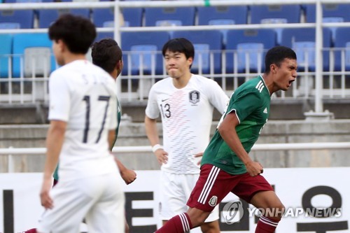 Mexico's Christopher Brayan Trejo (R) celebrates after scoring a goal against South Korea at the 2018 Suwon JS Cup U-19 football tournament at Suwon World Cup Stadium in Suwon, Gyeonggi Province. (Yonhap)