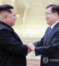This photo provided by the presidential office Cheong Wa Dae shows North Korean leader Kim Jong-un (L) shaking hands with Chung Eui-yong, the top security advisor to South Korean President Moon Jae-in, during their meeting in Pyongyang on March 5, 2018. (Yonhap)