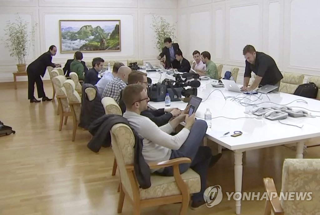 Foreign reporters prepare to cover North Korea's nuclear test site dismantlement at a hotel in Wonsan on May 22, 2018, in this AP photo. (Yonhap)