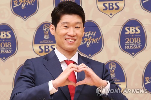 Former South Korean football player Park Ji-sung, who will work as a commentator for local broadcaster SBS during the 2018 FIFA World Cup, poses for a photo at a press conference in Seoul on May 16, 2018. (Yonhap)