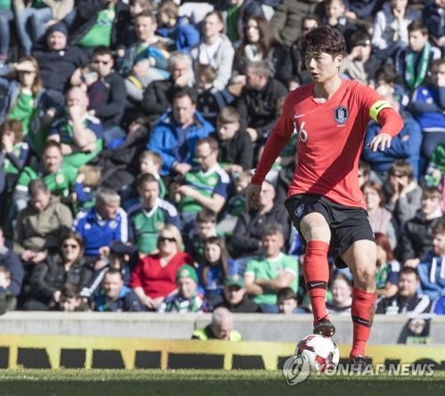 This file photo taken March 24, 2018, shows South Korea national football team captain Ki Sung-yueng controlling the ball during the international friendly match between South Korea and Northern Ireland at Windsor Park in Belfast. (Yonhap)