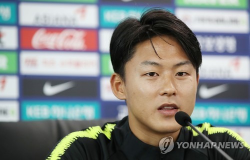South Korea national football team midfielder Lee Seung-woo speaks to reporters ahead of training at Spartak Stadium in Lomonosov, a suburb of Saint Petersburg, Russia, on June 20, 2018. (Yonhap)