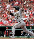 In this Associated Press file photo from Oct. 1, 2016, Kang Jung-ho of the Pittsburgh Pirates watches his three-run homer against the St. Louis Cardinals in the first inning of their major league regular season game at Busch Stadium in St. Louis. (Yonhap)