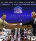 This photo, taken July 25, 2018, shows Deputy Minister for National Defense Policy, Yeo Suk-joo (R), shaking hands with Roberta Shea, acting deputy assistant secretary of defense at the 14th Korea-U.S. Integrated Defense Dialogue in Seoul. (Yonhap)