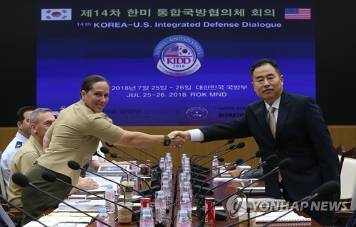 This photo, taken July 25, 2018, shows Deputy Minister for National Defense Policy, Yeo Suk-joo (R), shaking hands with Roberta Shea, acting deputy assistant secretary of defense at the 14th Korea-U.S. Integrated Defense Dialogue in Seoul. (Yonhap)