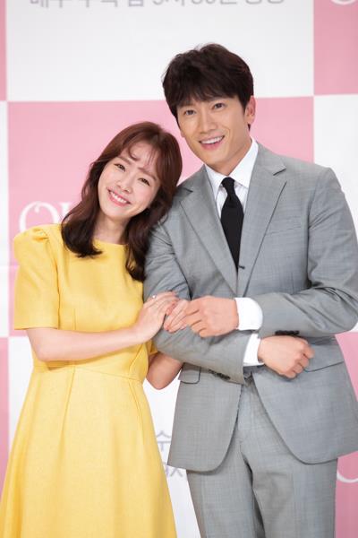 Actors Han Ji-min (L) and Ji Sung pose for photos before a press event for tvN's new television series "Familiar Wife" on July 25, 2018, in Seoul. (Yonhap)