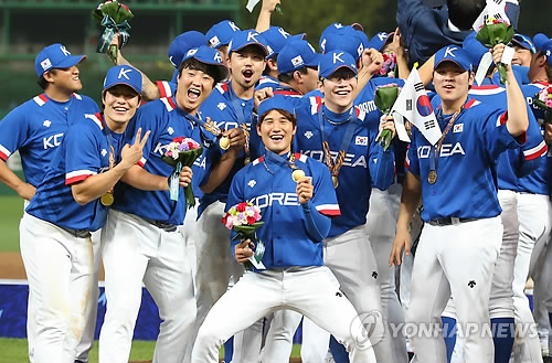 In this file photo from Sept. 28, 2014, South Korean national baseball players celebrate their 6-3 victory over Taiwan in the gold medal game at the 2014 Asian Games in Incheon, 40 kilometers west of Seoul. (Yonhap)
