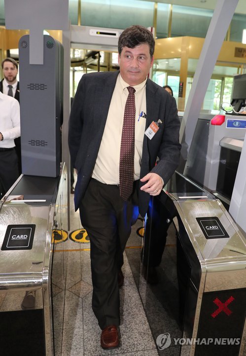 Mark Lambert, acting deputy assistant secretary of state, enters the Ministry of Foreign Affairs building in Seoul on July 26, 2018. (Yonhap)