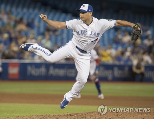 In this Associated Press photo, Oh Seung-hwan of the Toronto Blue Jays throws a pitch against the Minnesota Twins in the top of the ninth inning of a Major League Baseball regular season game at Rogers Centre in Toronto on July 24, 2018. (Yonhap)