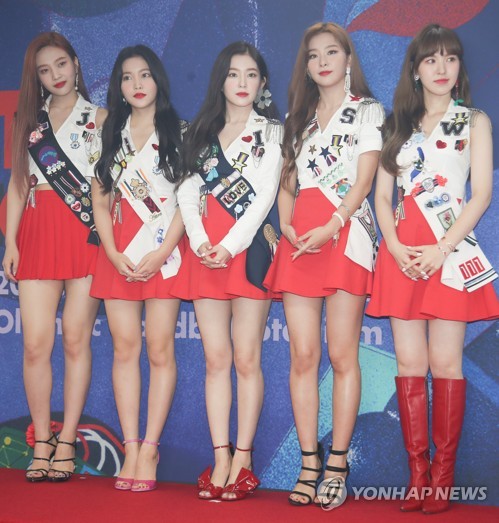 Red Velvet members pose for photos during a press conference on Aug. 5, 2018. (Yonhap)