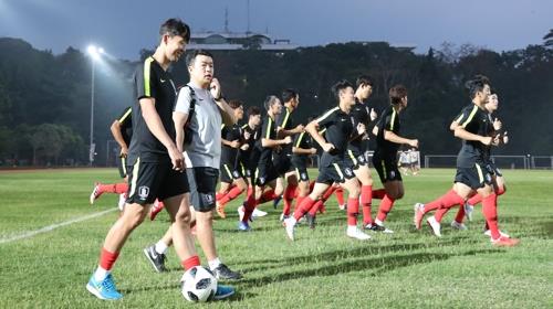 South Korean football player Son Heung-min trains with his teammates at a football field at Bandung Institute of Technology in Bandung, Indonesia, for the 18th Asian Games on Aug. 13, 2018. (Yonhap)