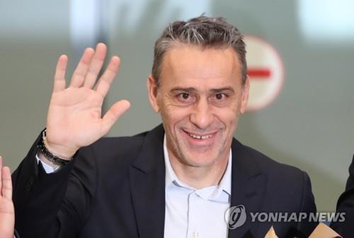 South Korea's new national football team head coach Paulo Bento waves his hand after arriving at Incheon International Airport in Incheon on Aug. 20, 2018. (Yonhap)