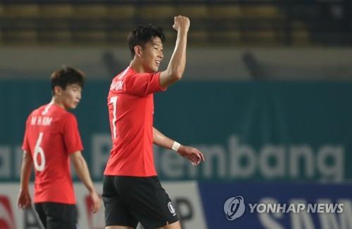 South Korea's Son Heung-min celebrates after scoring a goal against Kyrgyzstan in the men's football Group E match at the 18th Asian Games at Si Jalak Harupat Stadium in Bandung, Indonesia on Aug. 20, 2018. (Yonhap)