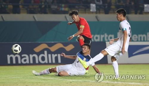 In this file photo taken on Aug. 20, 2018, South Korea's Son Heung-min (C) takes a shot during the men's football Group E match against Kyrgyzstan at the 18th Asian Games in Bandung, Indonesia. (Yonhap)