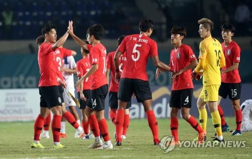 In this file photo taken on Aug. 20, 2018, South Korea's under-23 national football team players celebrate after they beat Kyrgyzstan in the men's football Group E match at the 18th Asian Games in Bandung, Indonesia. (Yonhap)