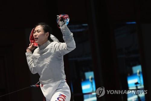 South Korean fencer Kim Ji-yeon celebrates her clinching point in the women's team sabre final against China at the 18th Asian Games at Jakarta Convention Center (JCC) Cendrawasih Hall in Jakarta on Aug. 22, 2018. (Yonhap)