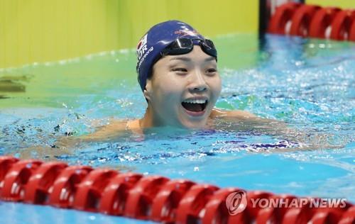 South Korean swimmer Kim Seo-yeong smiles after winning the gold medal in the women's 200-meter individual medley at the 18th Asian Games at GBK Aquatic Center in Jakarta on Aug. 24, 2018. (Yonhap)
