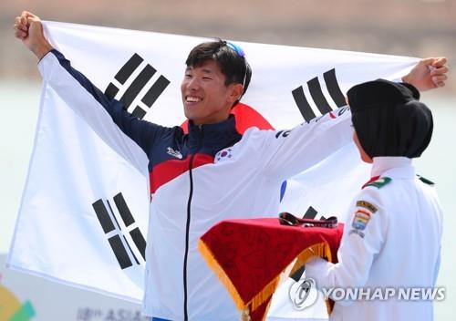 South Korean rower Park Hyun-su celebrates his gold medal from the lightweight men's single sculls event at the 18th Asian Games at Jakabaring Rowing & Canoeing Regatta Course in Jakabaring Sport City (JSC) in Palembang, Indonesia, on Aug. 24, 2018. (Yonhap)