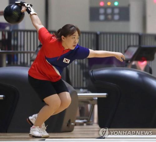 South Korean bowler Lee Yeon-ji competes in the women's Team of Six event at the 18th Asian Games at Jakabaring Sports City's Bowling Center in Palembang, Indonesia, on Aug. 24, 2018. (Yonhap)